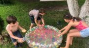 dzieci bawią się basenem z balonikami z wodą