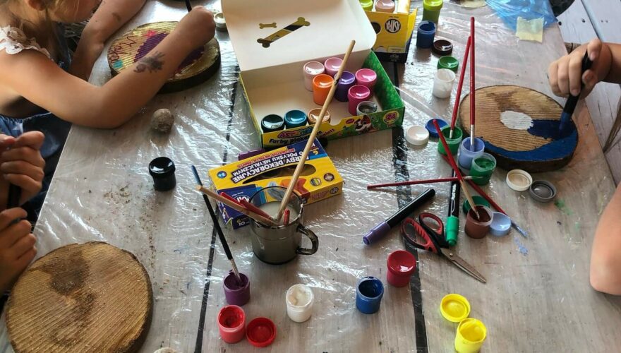 Dzieci malują farbami przy stole