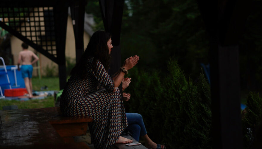 dziewczyna siedzi bokiem na stoliku