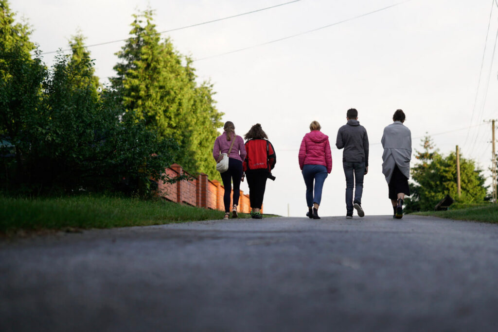 Młodzież na spacerze