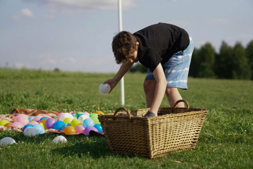 Chłopak z balonami z wodą