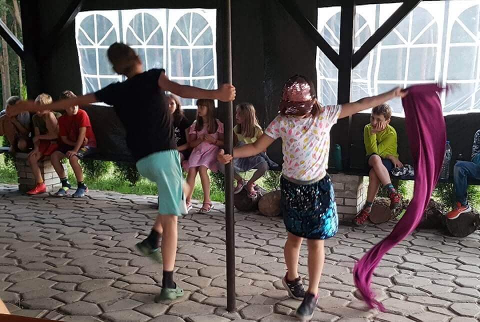 Dzieci kręcą się przy rurze