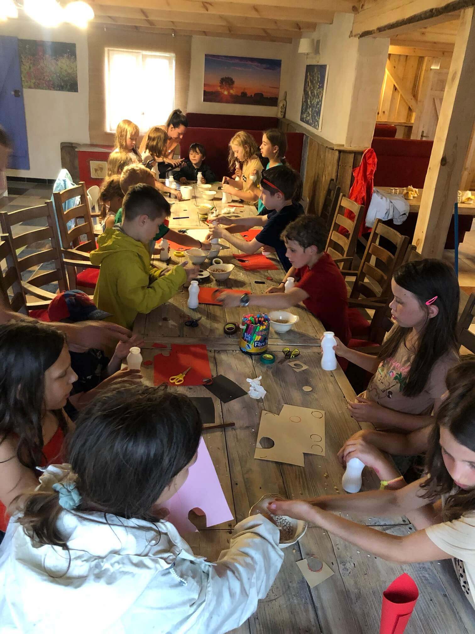 Dzieci malujące przy stole