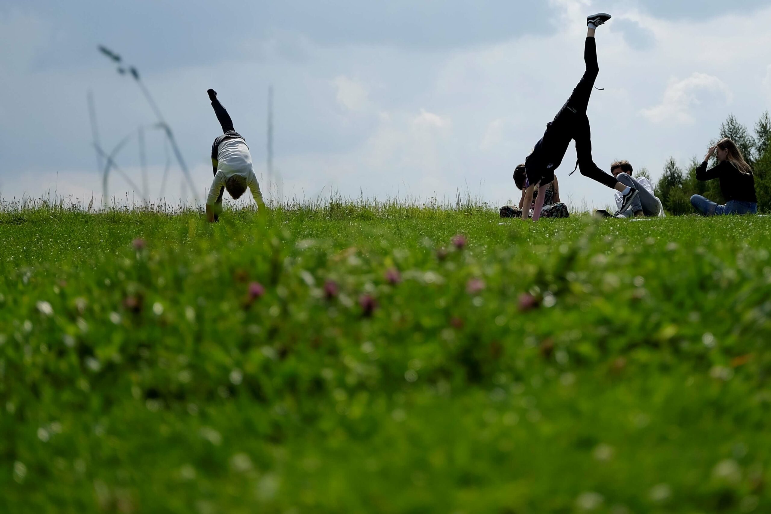 Dzieci ćwiczące jogę na trawie