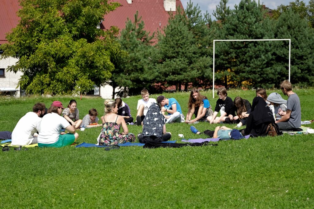 Krąg dzieci na trawie