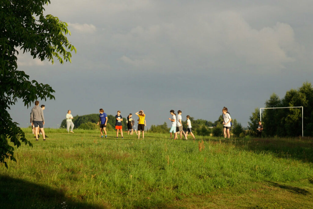 Dzieci grające w piłkę nożną